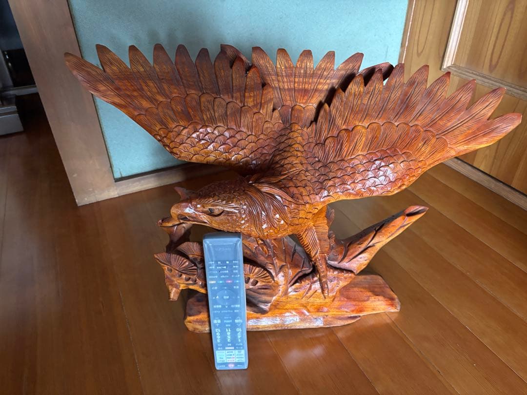 木製鷹の彫刻