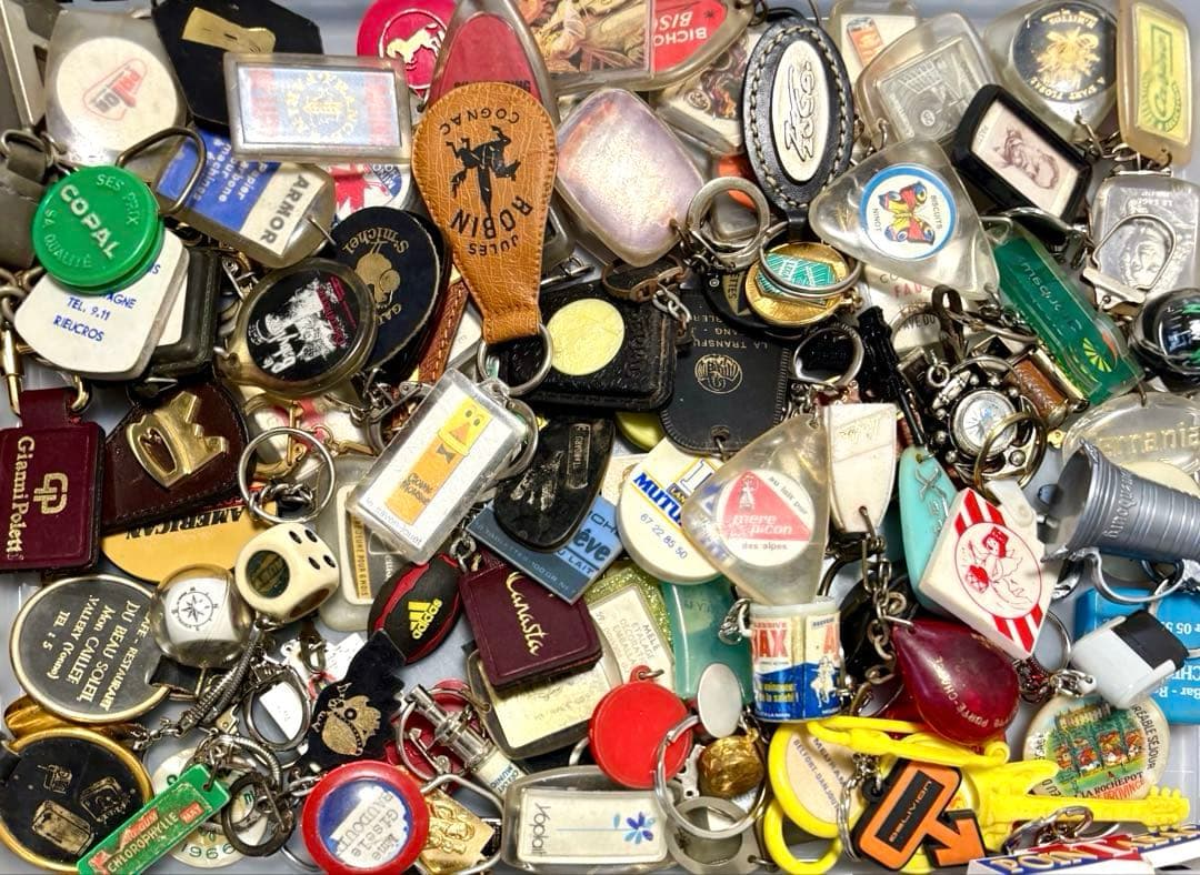 959【お得な100個!】ヴィンテージ フランス フレンチ キーホルダー