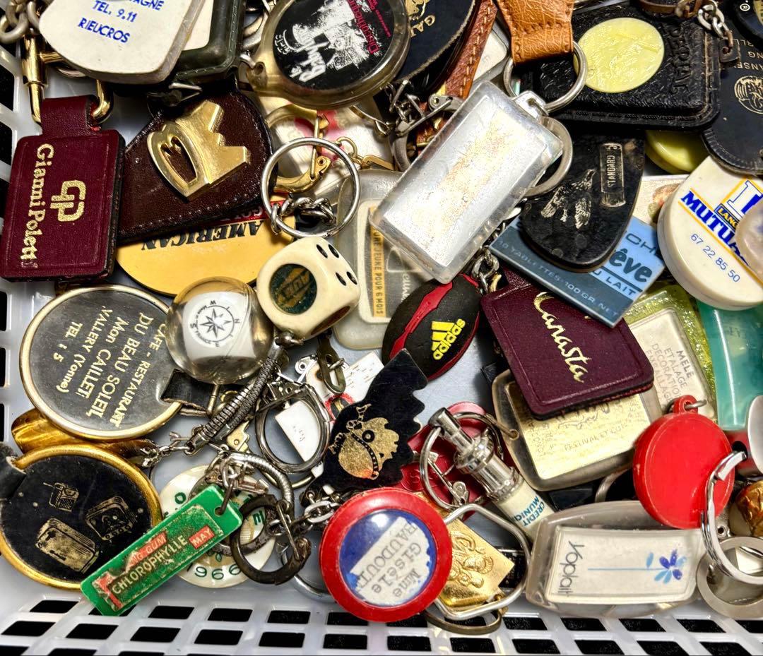 959【お得な100個!】ヴィンテージ フランス フレンチ キーホルダー