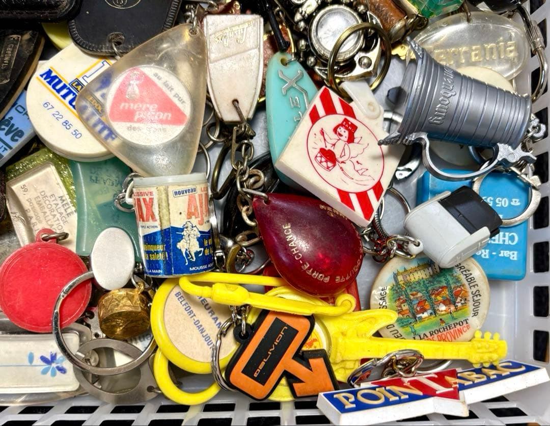 959【お得な100個!】ヴィンテージ フランス フレンチ キーホルダー