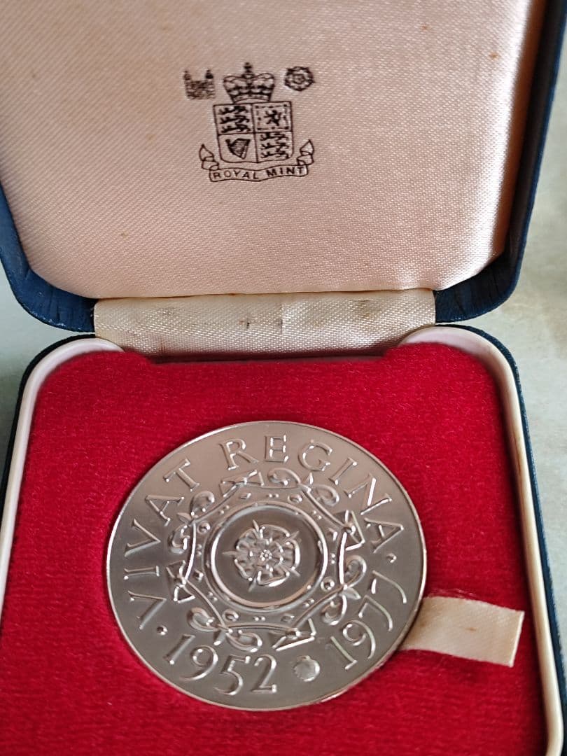 【希少】1977 イギリス エリザベス ジュビリー 中型 シルバー銀メダル