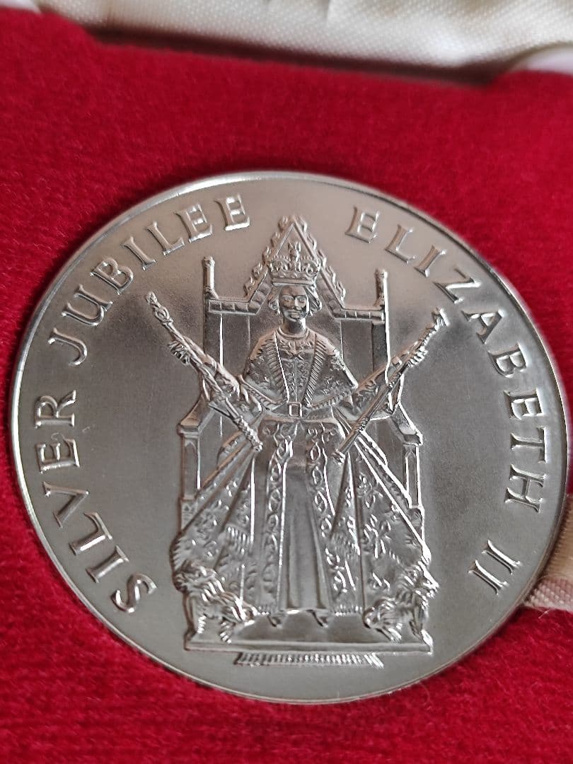 【希少】1977 イギリス エリザベス ジュビリー 中型 シルバー銀メダル