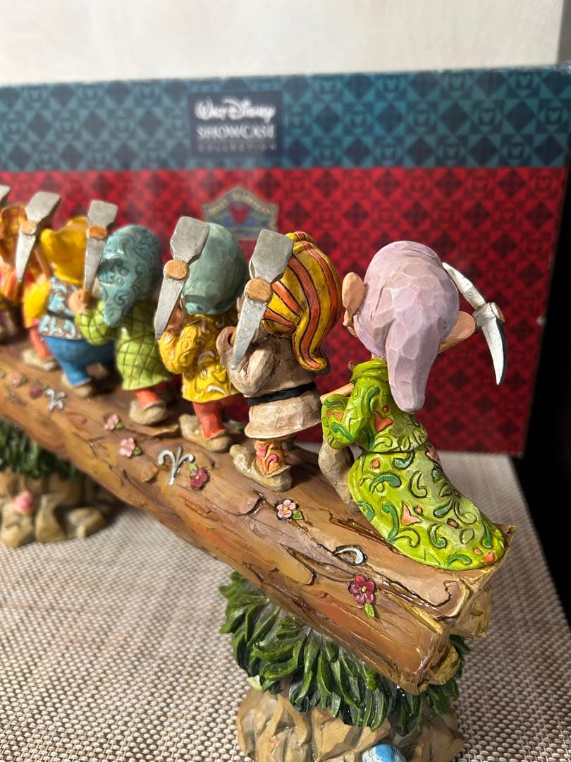 ディズニー　７人の小人　ジム・ショア　木彫り調フィギュア 家路への行進