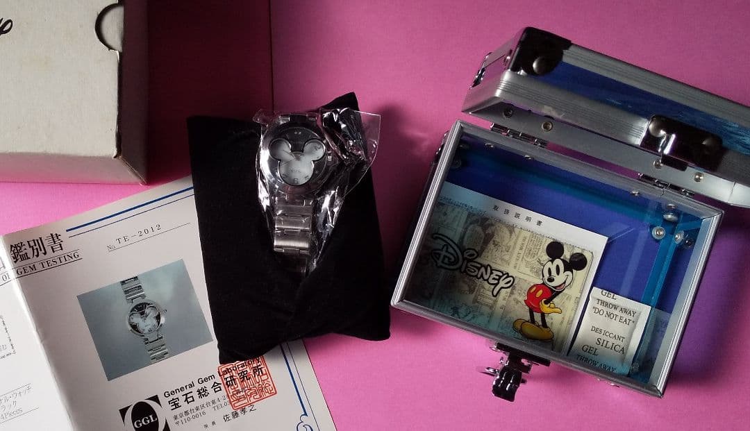 香港ディズニーランド開園記念限定ミッキーマウス腕時計。