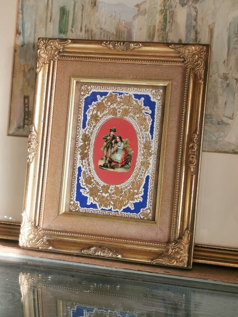 アンティーク 薔薇の花籠を持つカップルと犬 エンボス金彩 麻布ガラス金彩フレーム