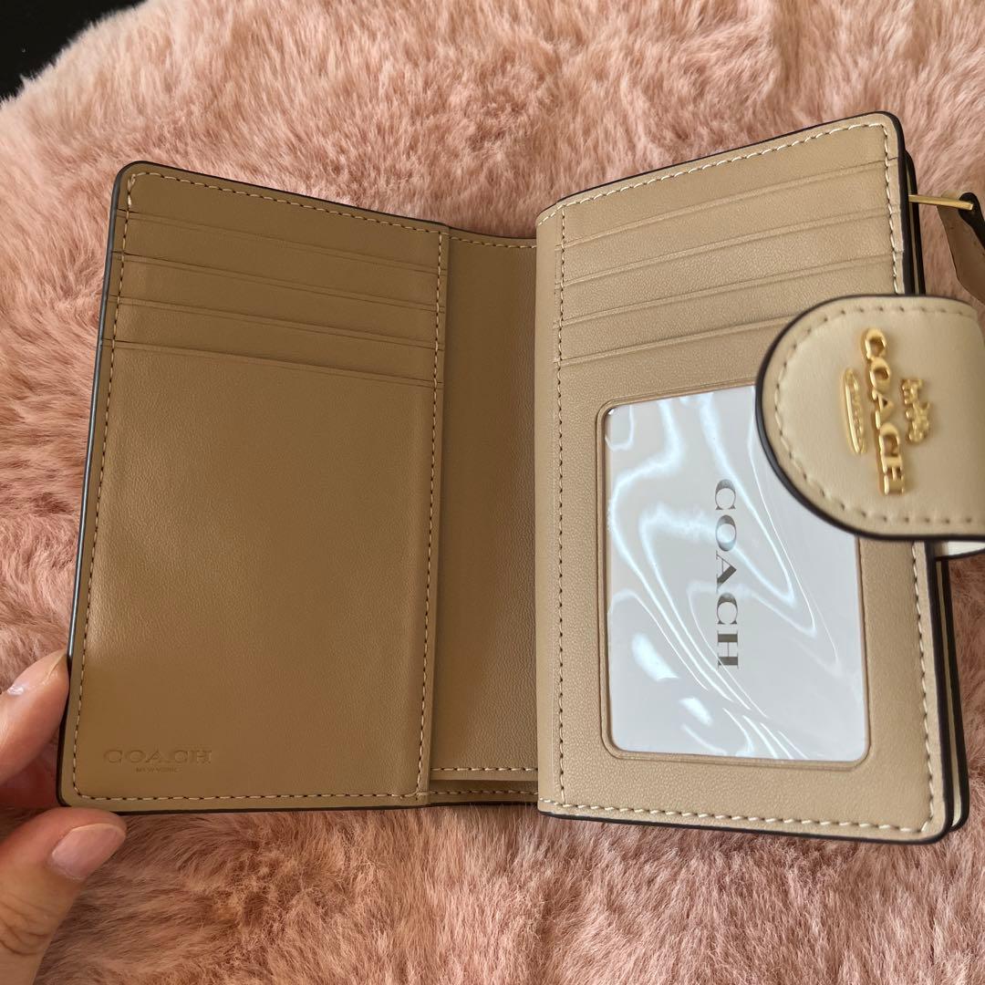 更にSALE 【新品】COACH コーチ　ホワイト　シグネチャー 二つ折り財布