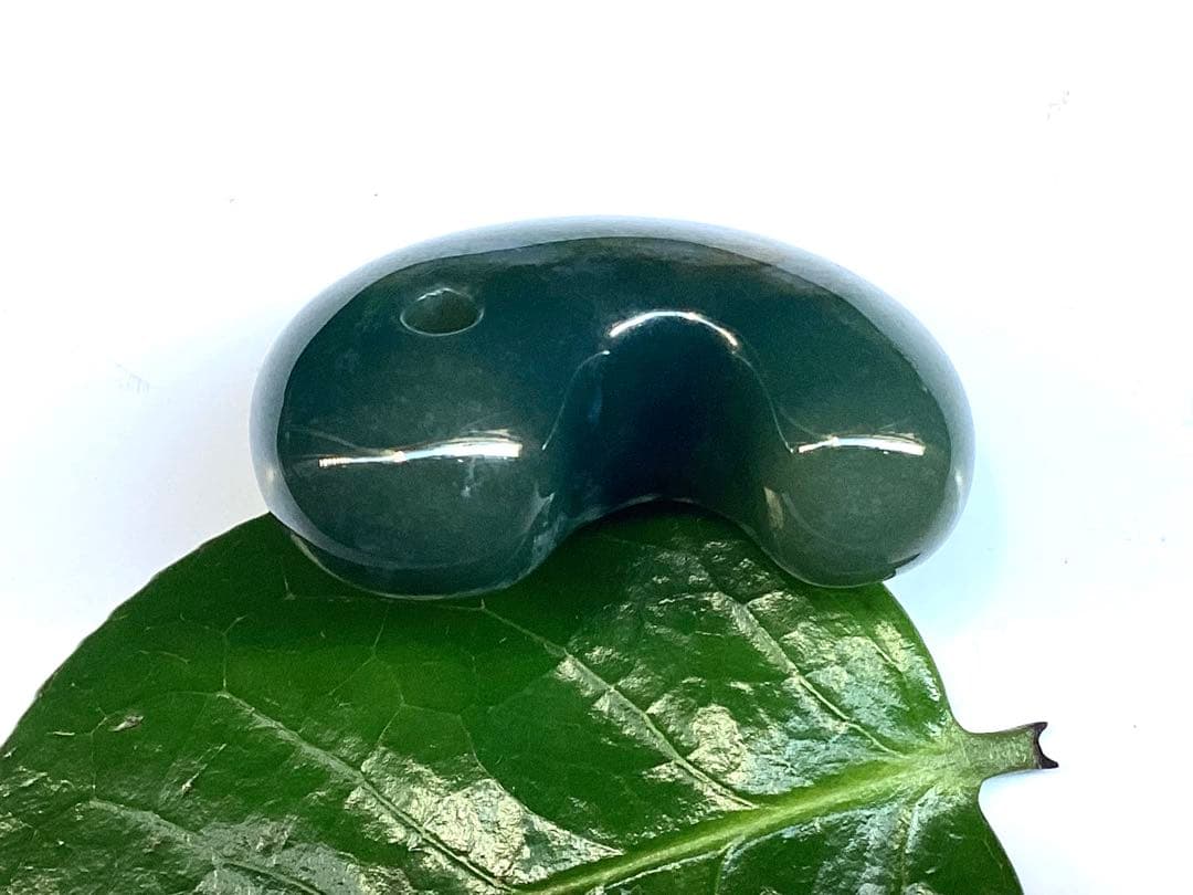 出雲青色*碧玉　入手困難な人気の透かし模様勾玉　幸運導く御守り‼️鑑別書付の本物を