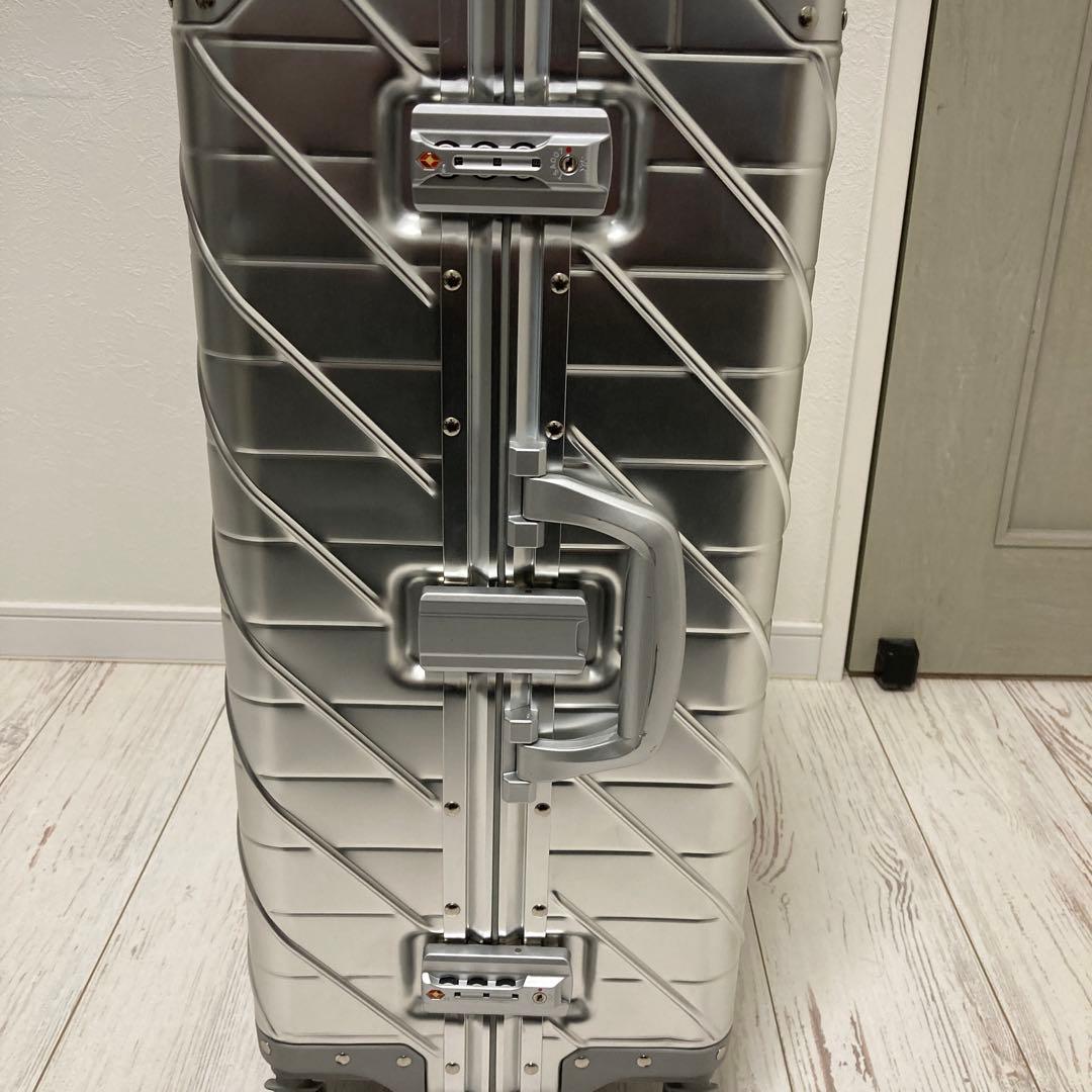 定価6.4万円 中型Mサイズ シルバー　高級スーツケース　中古品