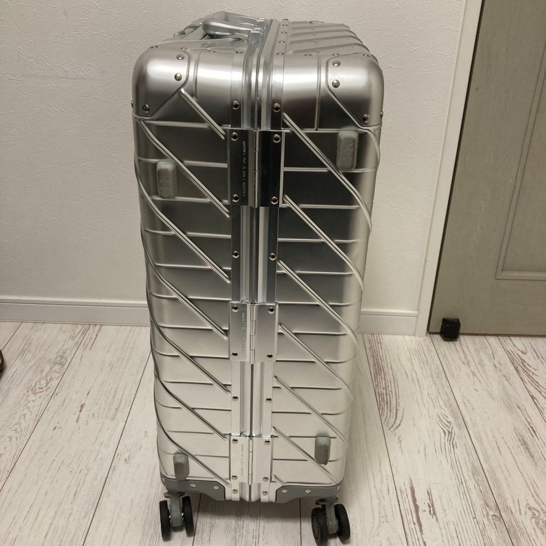 定価6.4万円 中型Mサイズ シルバー　高級スーツケース　中古品