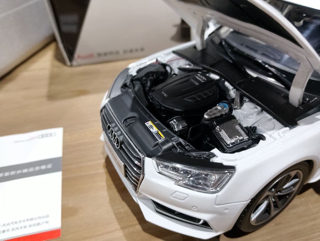 1/18 アウディ　A4　セダン B9 ディーラー品　ミニカー　ホワイト