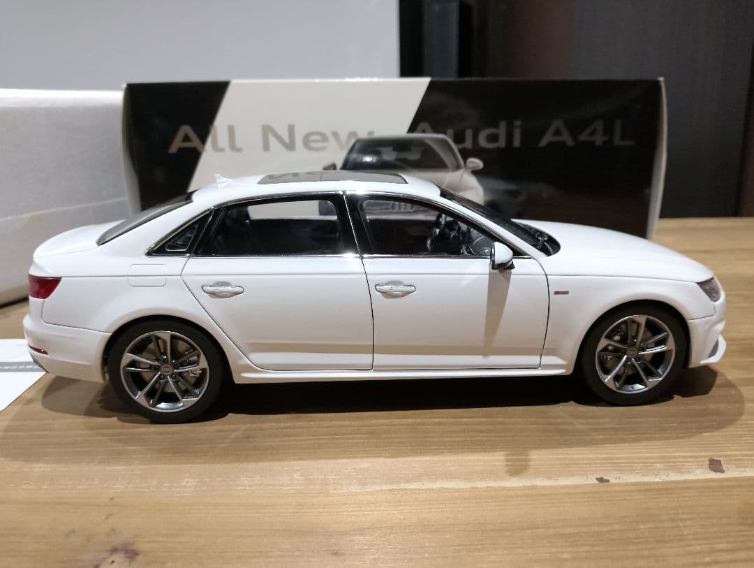 1/18 アウディ　A4　セダン B9 ディーラー品　ミニカー　ホワイト