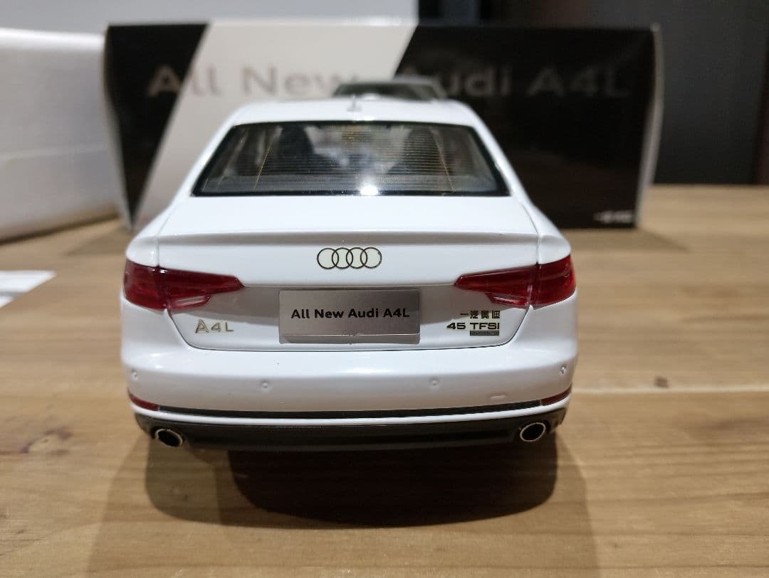 1/18 アウディ　A4　セダン B9 ディーラー品　ミニカー　ホワイト