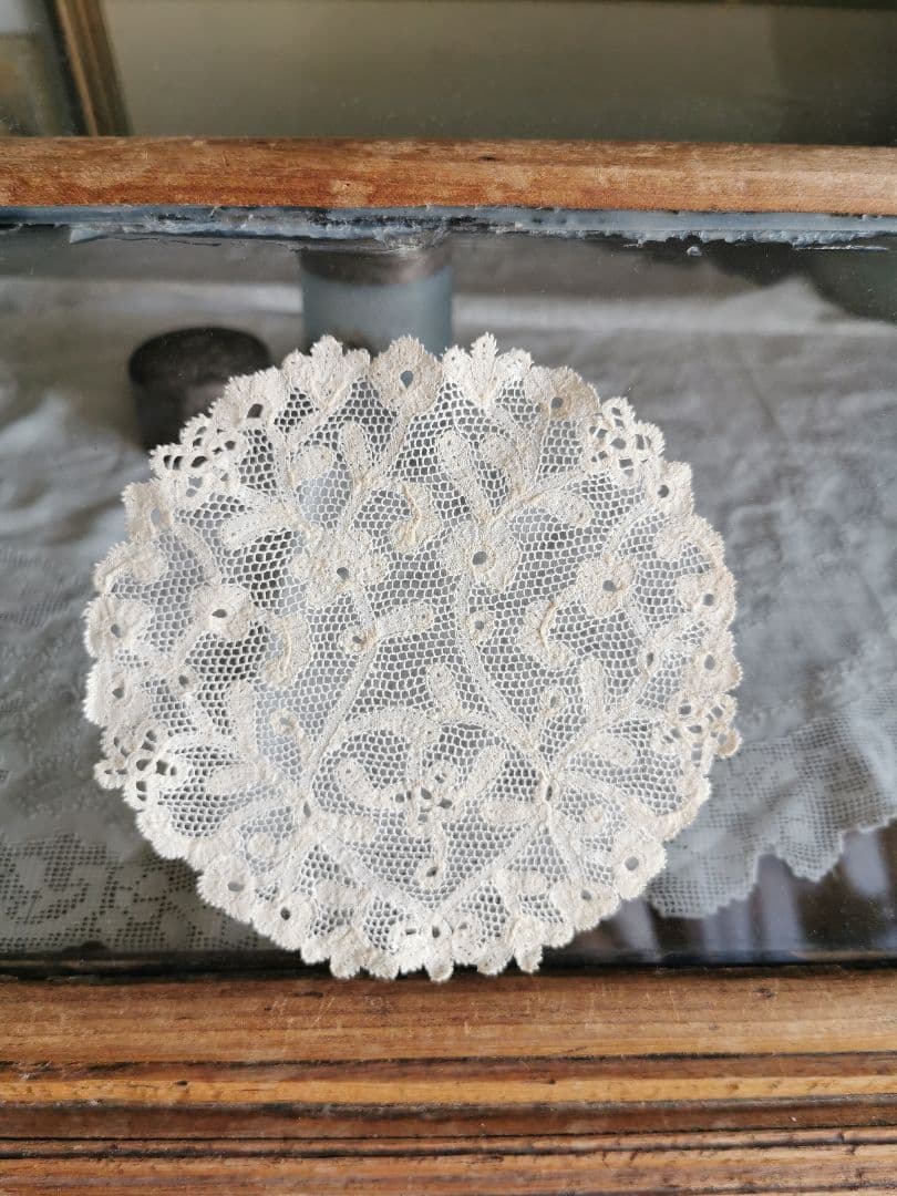 アンティーク 花が連続するリム 草花紋メッシュドイリー やや濃いアイボリートーン