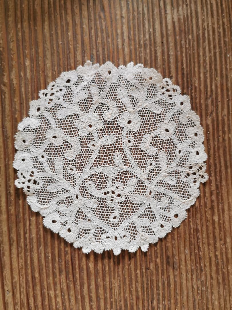 アンティーク 花が連続するリム 草花紋メッシュドイリー やや濃いアイボリートーン