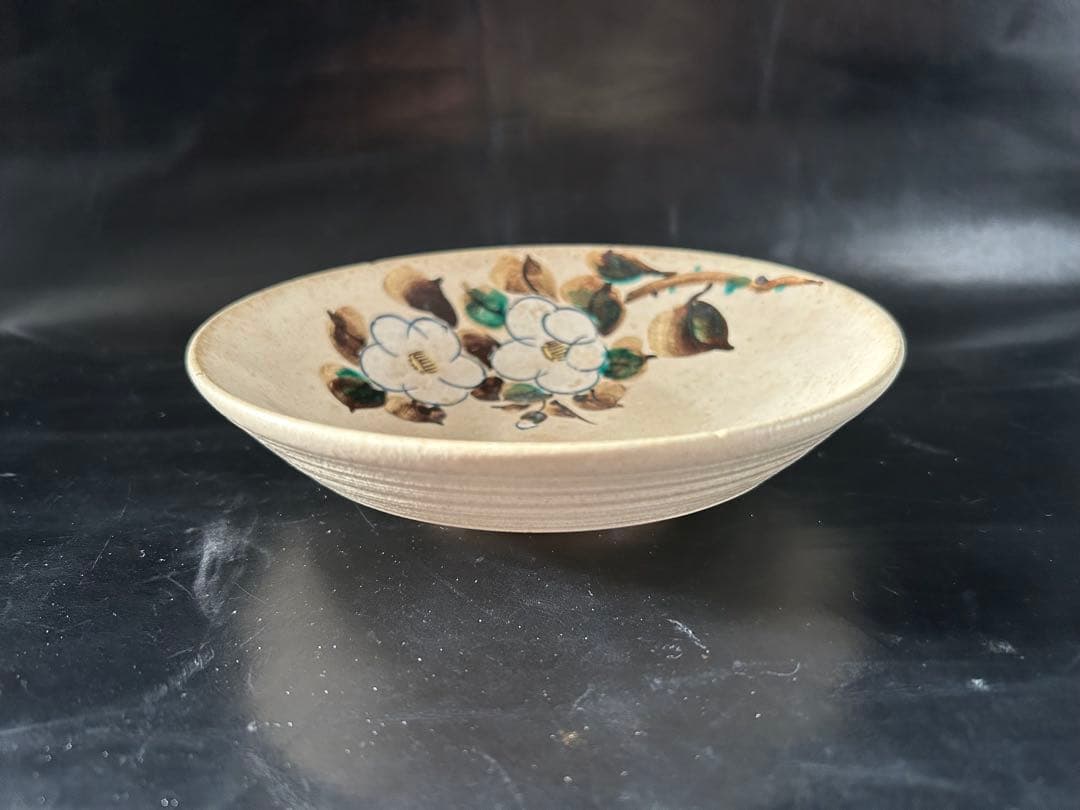 美しい古美術◾️蔵から美しい白椿の花が描かれた夏茶碗の様な楽印の陶器