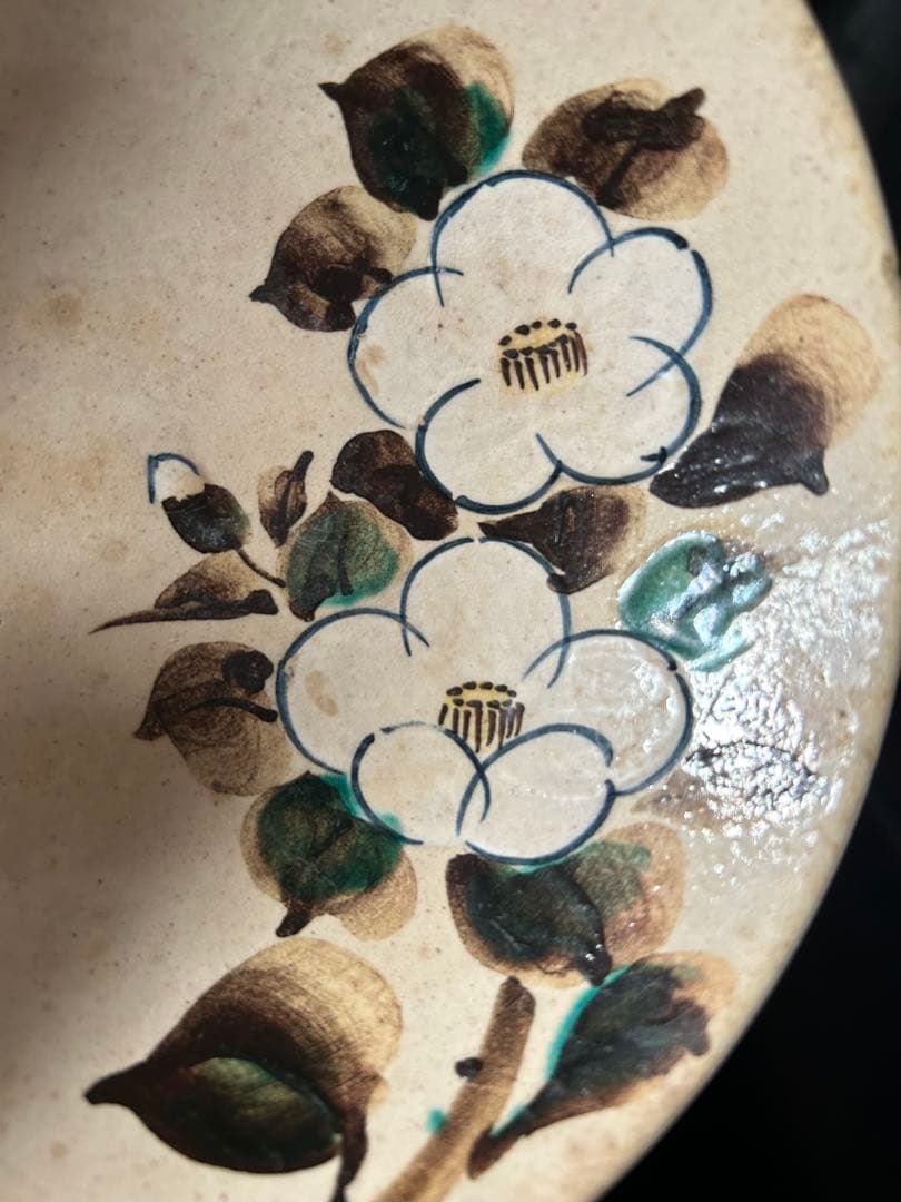 美しい古美術◾️蔵から美しい白椿の花が描かれた夏茶碗の様な楽印の陶器