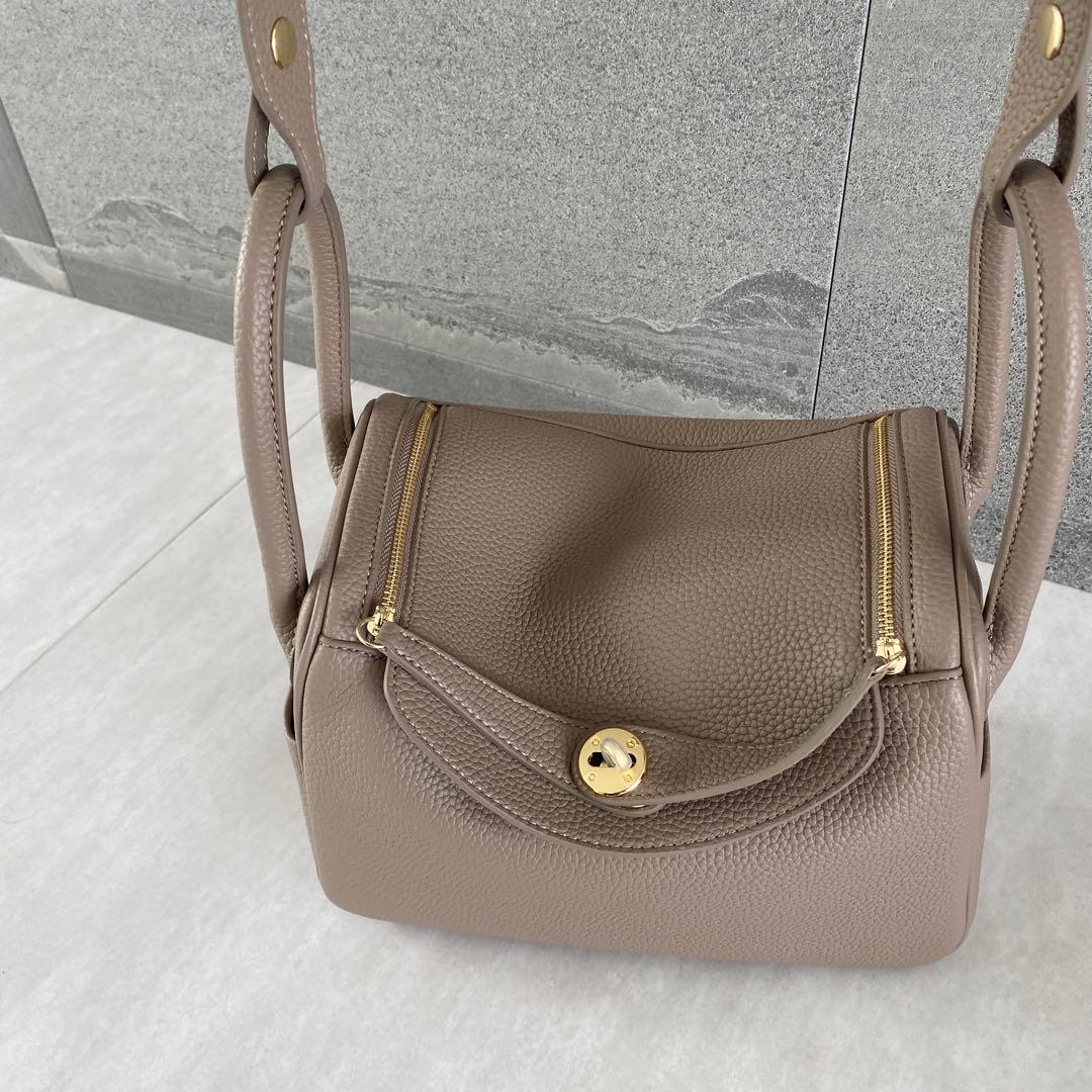 ベージュ ショルダーバッグ