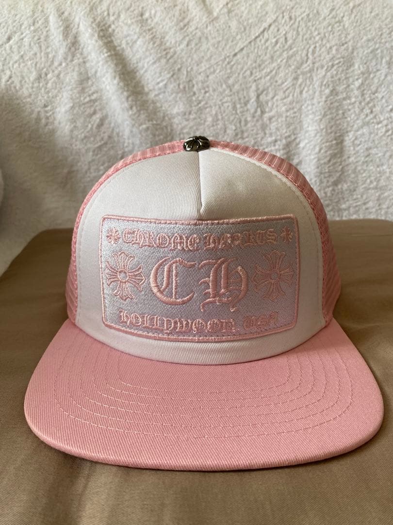 ピンク ホワイト 刺繍ロゴ トラッカーキャップ (CHROME HEARTS)