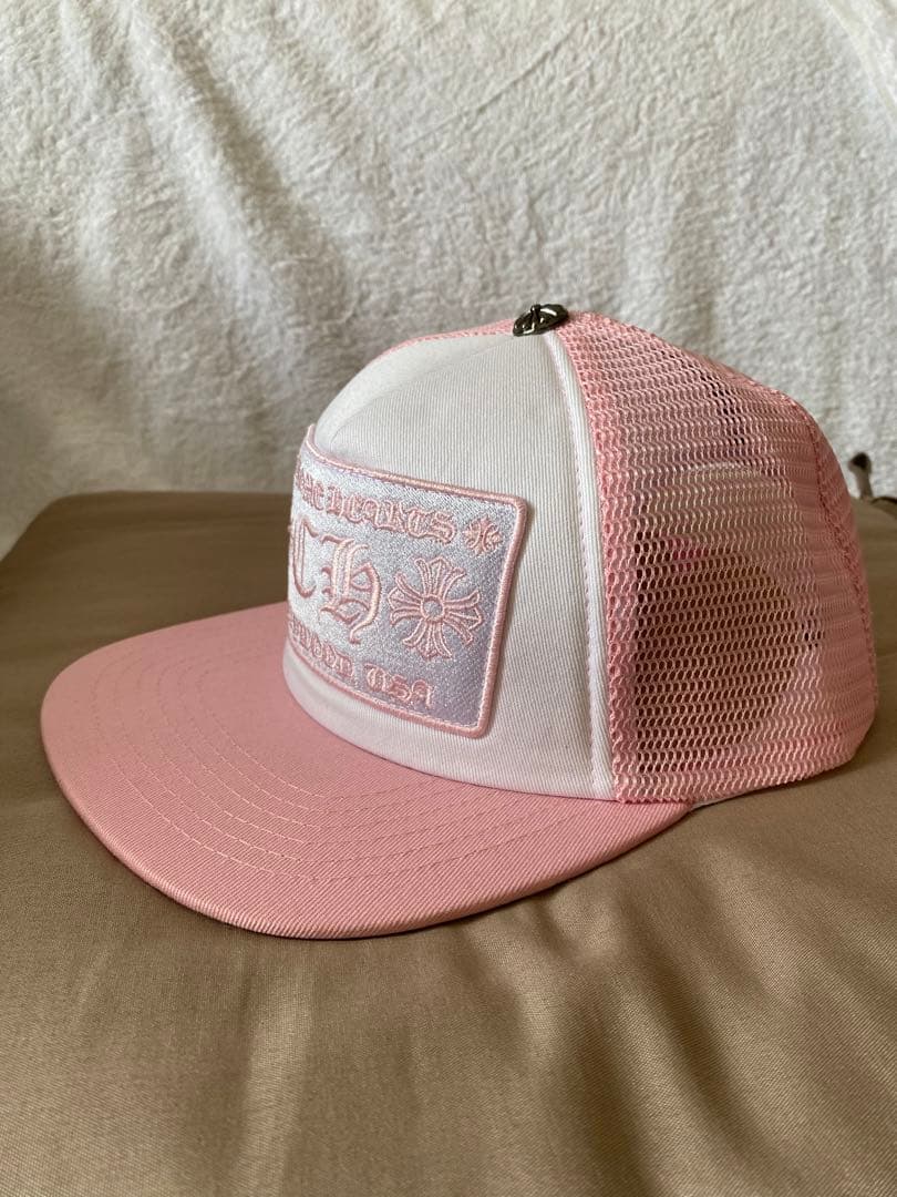 ピンク ホワイト 刺繍ロゴ トラッカーキャップ (CHROME HEARTS)