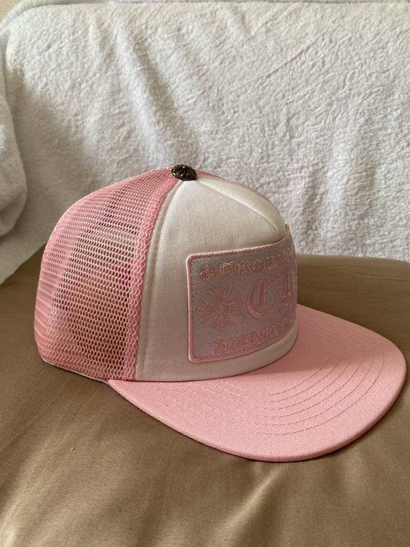 ピンク ホワイト 刺繍ロゴ トラッカーキャップ (CHROME HEARTS)