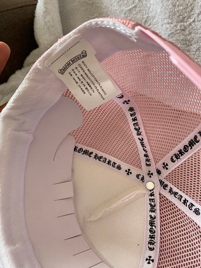 ピンク ホワイト 刺繍ロゴ トラッカーキャップ (CHROME HEARTS)