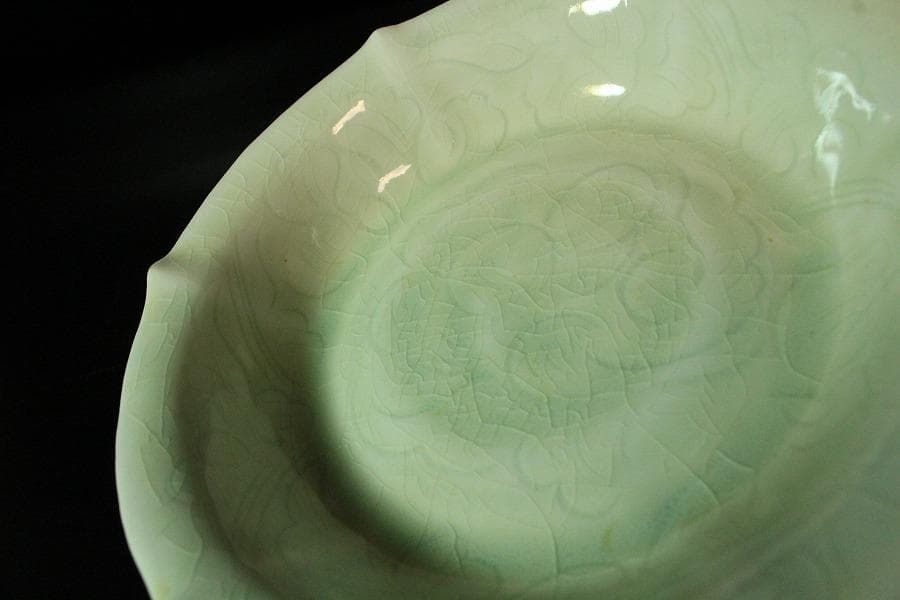 中国美術 白磁 刻草花紋 盤 φ16cm 影青(K-XA680)
