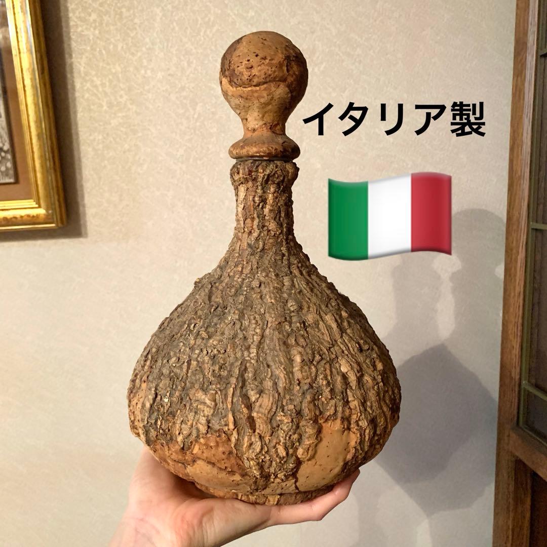 樹皮コルクで覆われたガラス瓶