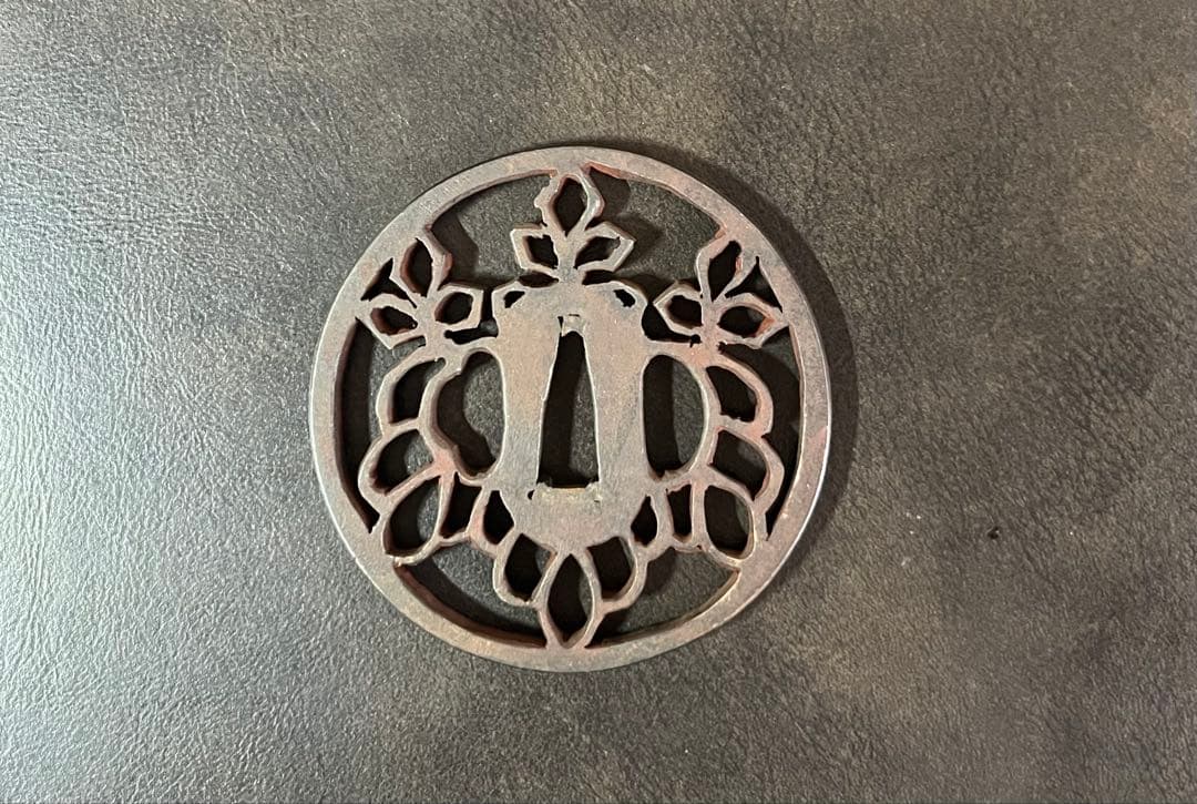 鍔　鉄地　透かし　五三桐　在銘