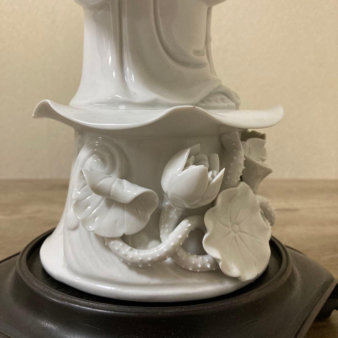 中国美術　白磁　蓮上観音立像　唐木台付　置物仏像〈検　徳化窯　観音菩薩　青磁