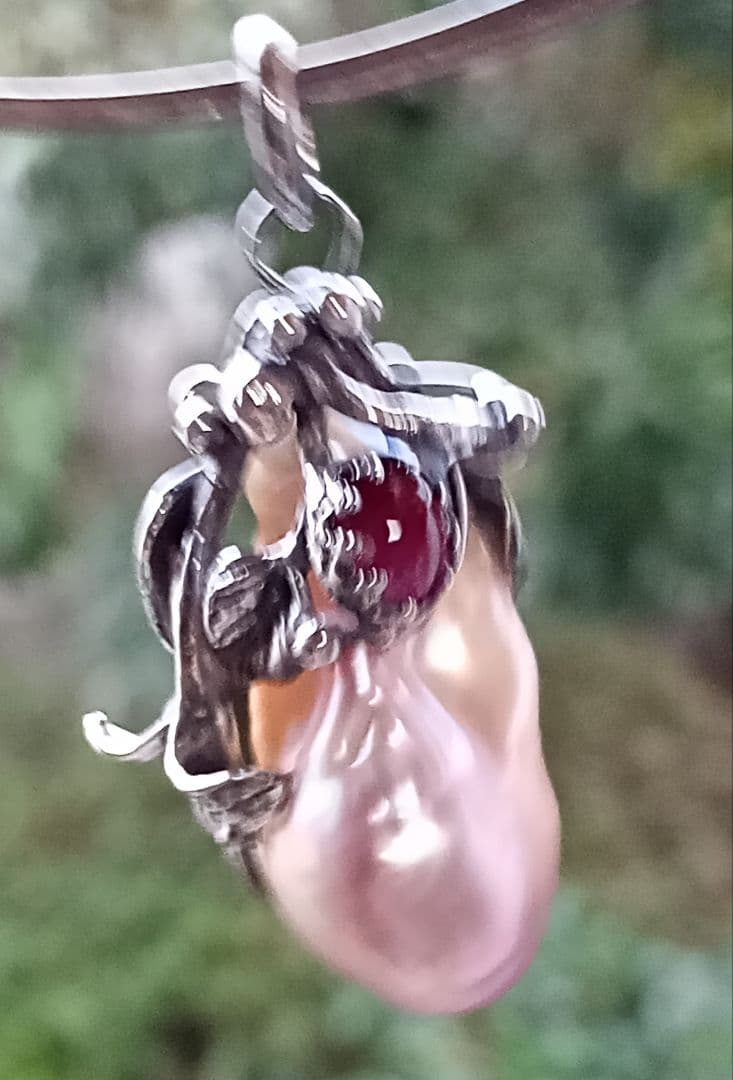 バロックパールとルビーのシルバー手作りペンダント。