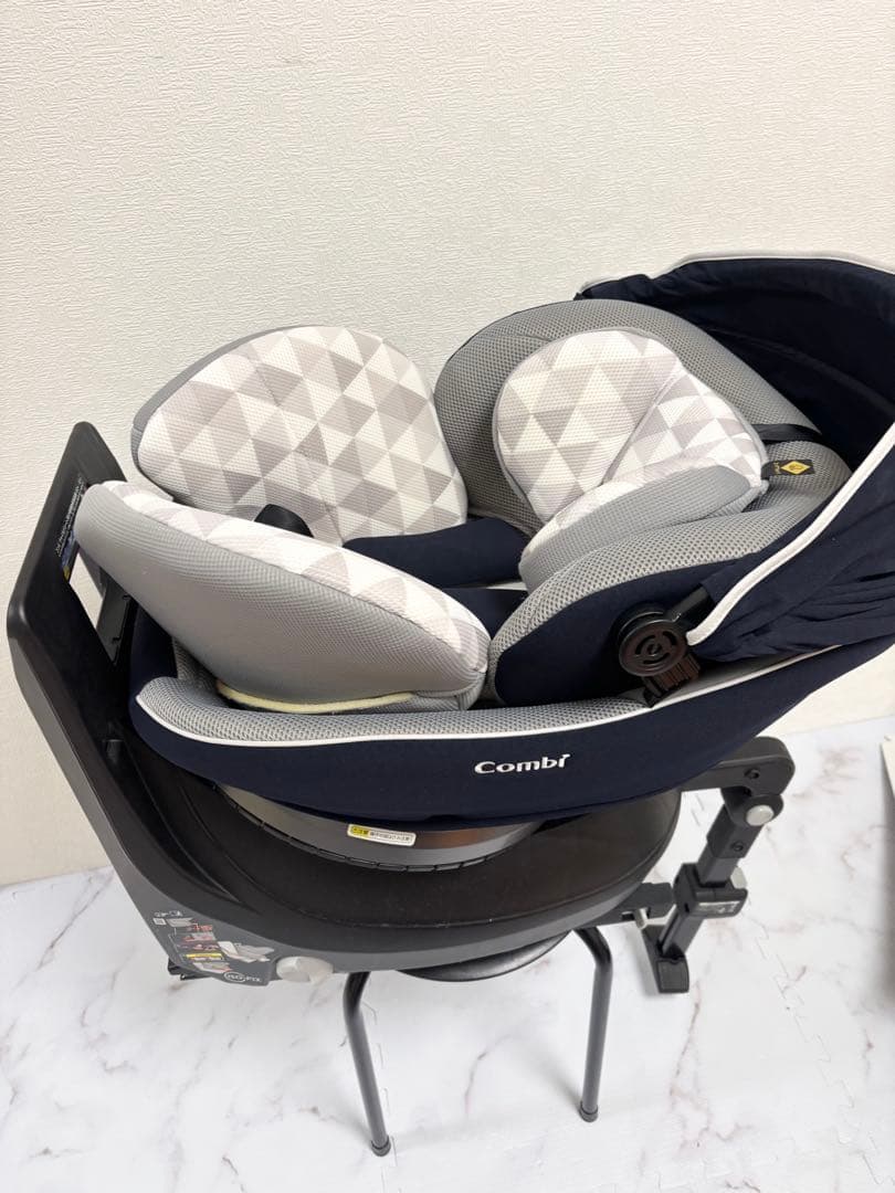 美品　コンビ　クルムーヴスマート　ISOFIX エッグショック　紺　回転式