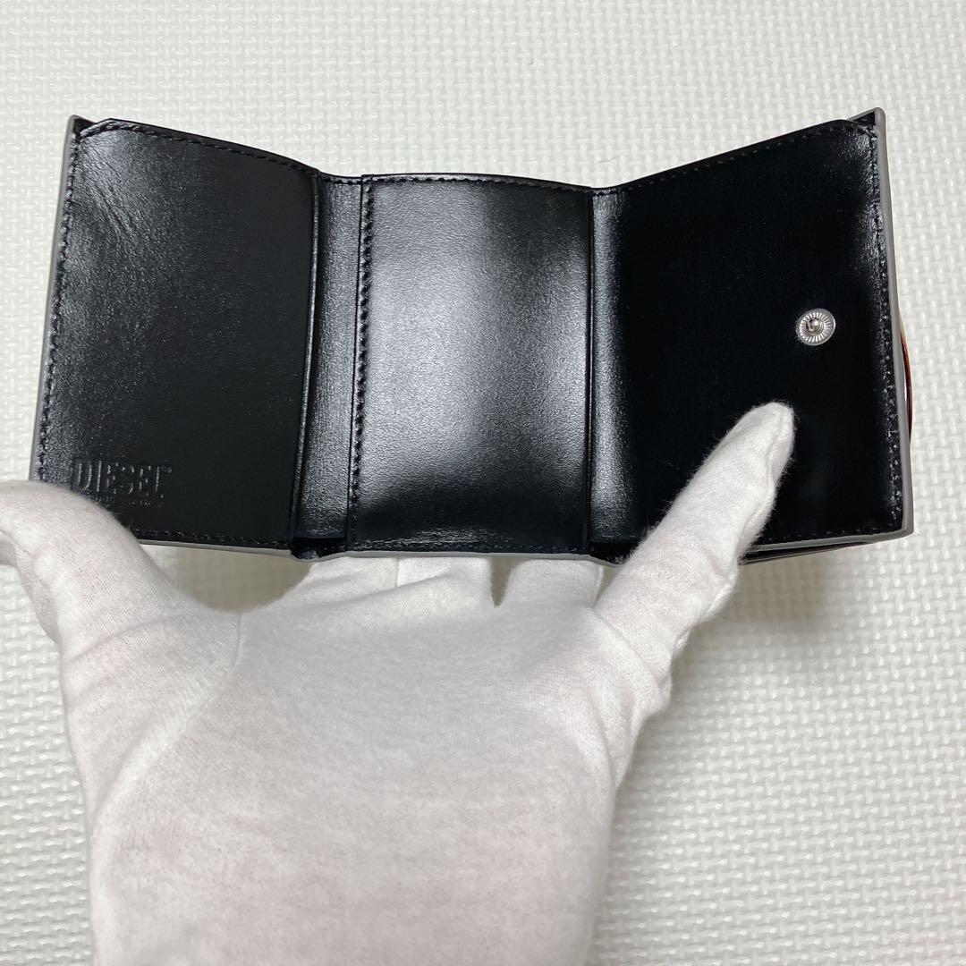 未使用　DIESELディーゼル　「D」ロゴ 三つ折り財布　シルバー　箱付き