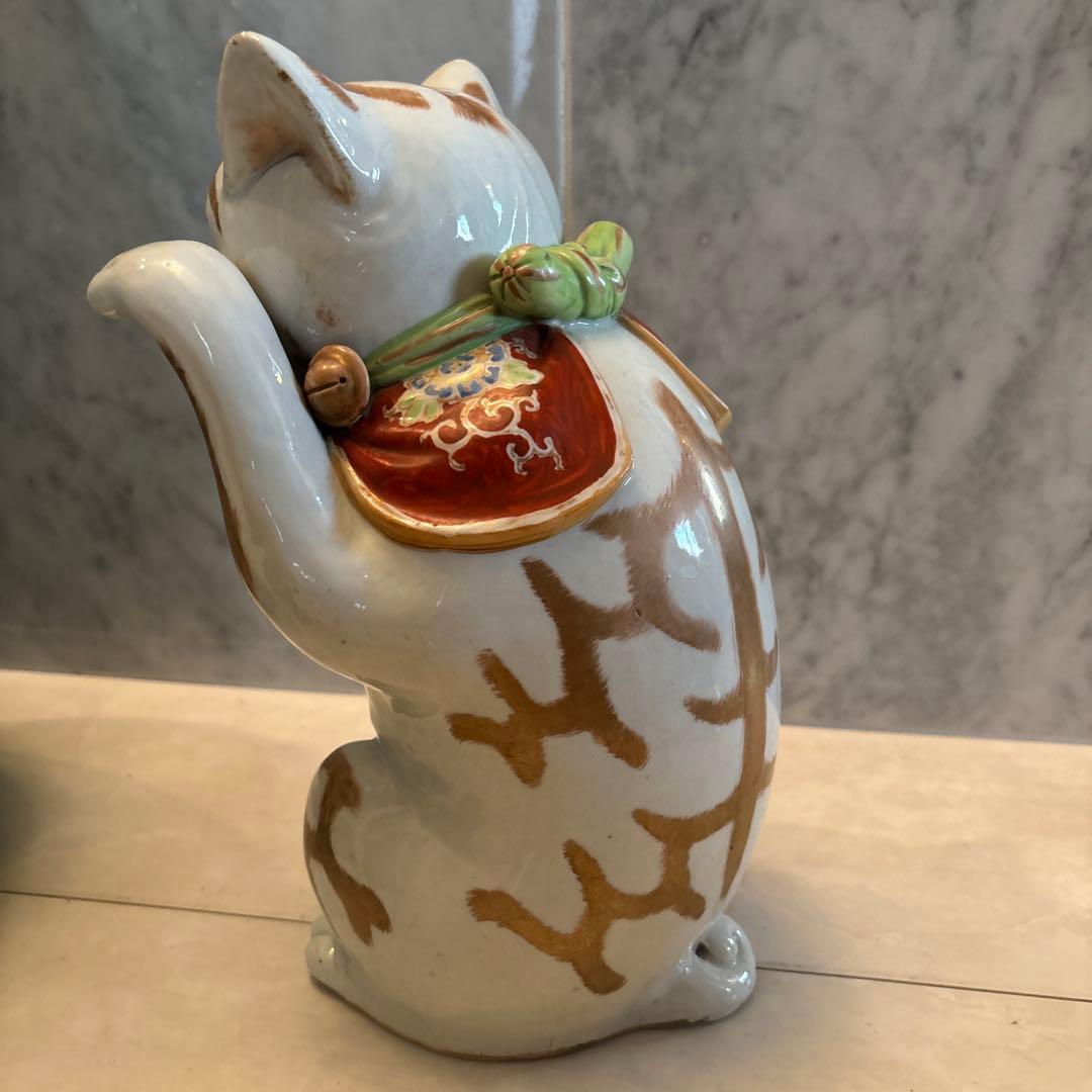 むち様アンティーク九谷焼妖艶な瞳や九谷焼独特の金彩や色彩が美しい存在感抜群招き猫