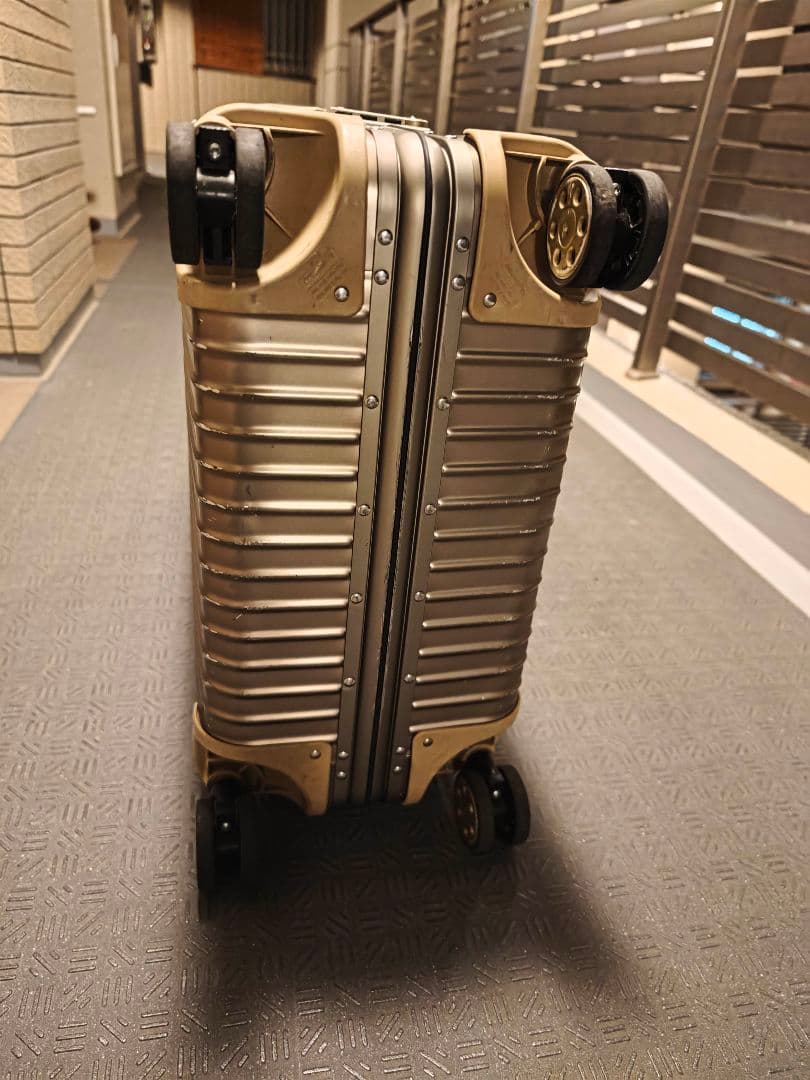 RIMOWAリモワトパーズ チタニウム82L　92073
