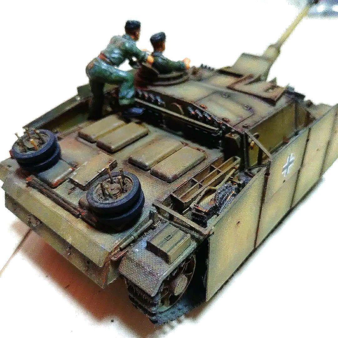 〚塗装済み完成品〛タミヤ　1/35 　ドイツ三号突撃砲 （戦車兵2名付き）