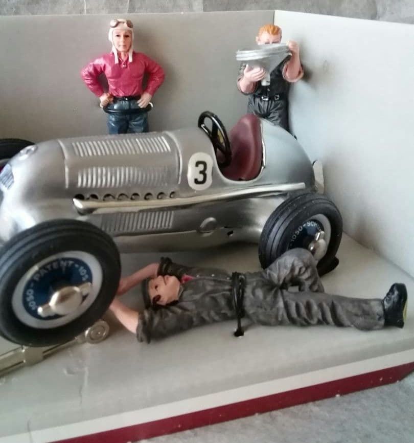 シュコー　メルセデスベンツグランプリ　ピットチームフィギュア付き　Schuco
