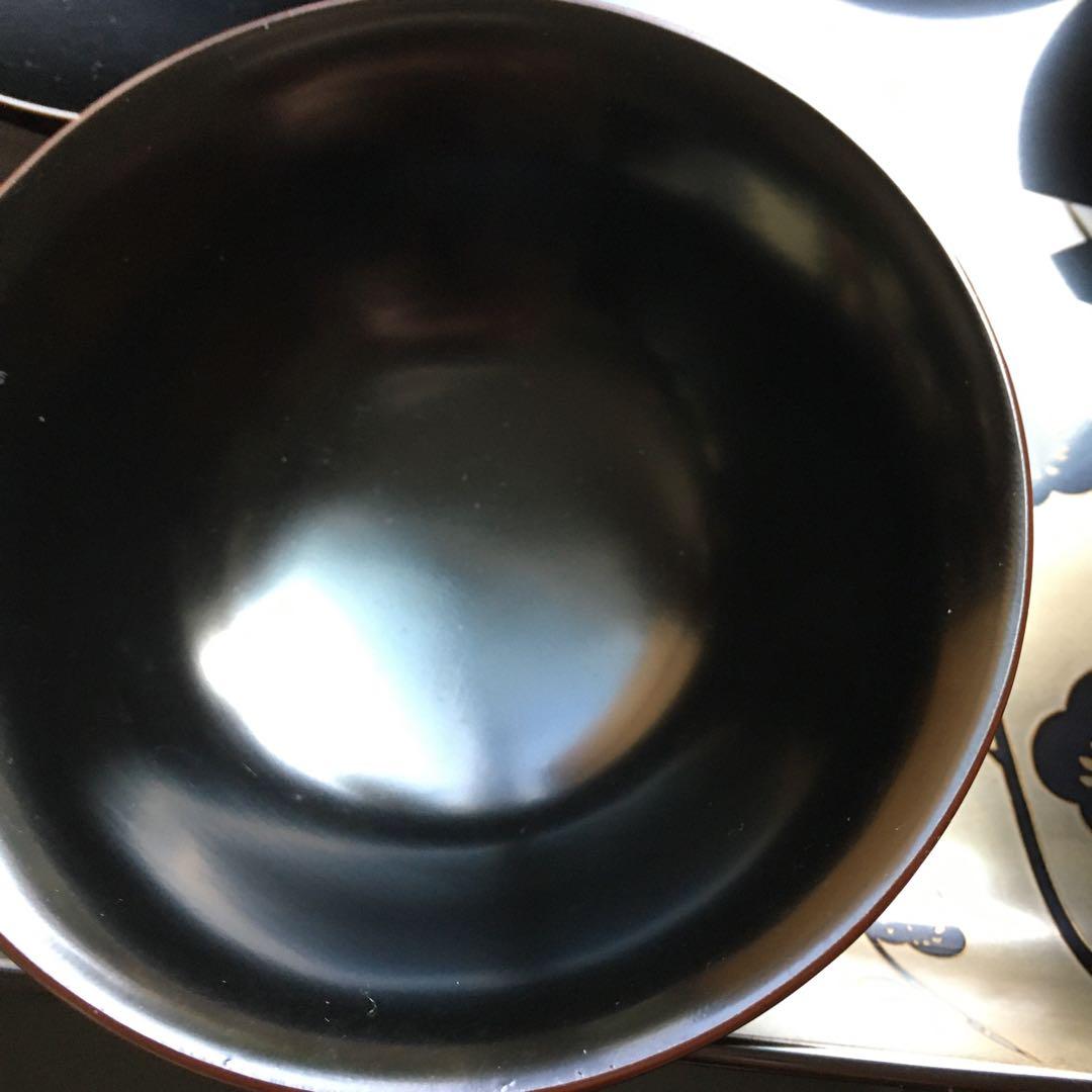 輪島塗本堅地漆器　梅蒔絵の四方脚付膳　　同梅蒔絵　栗色蓋付碗　各五客セット