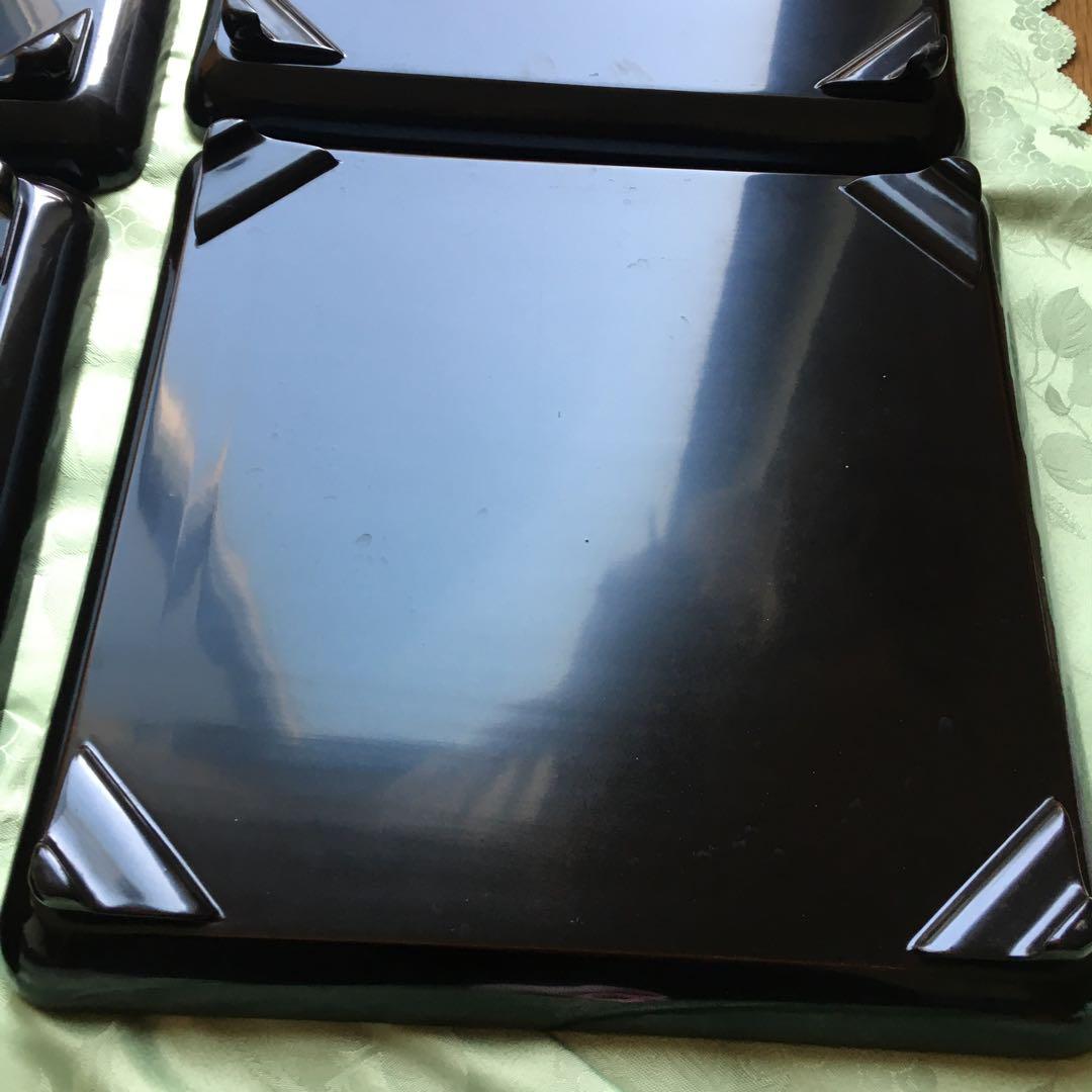 輪島塗本堅地漆器　梅蒔絵の四方脚付膳　　同梅蒔絵　栗色蓋付碗　各五客セット