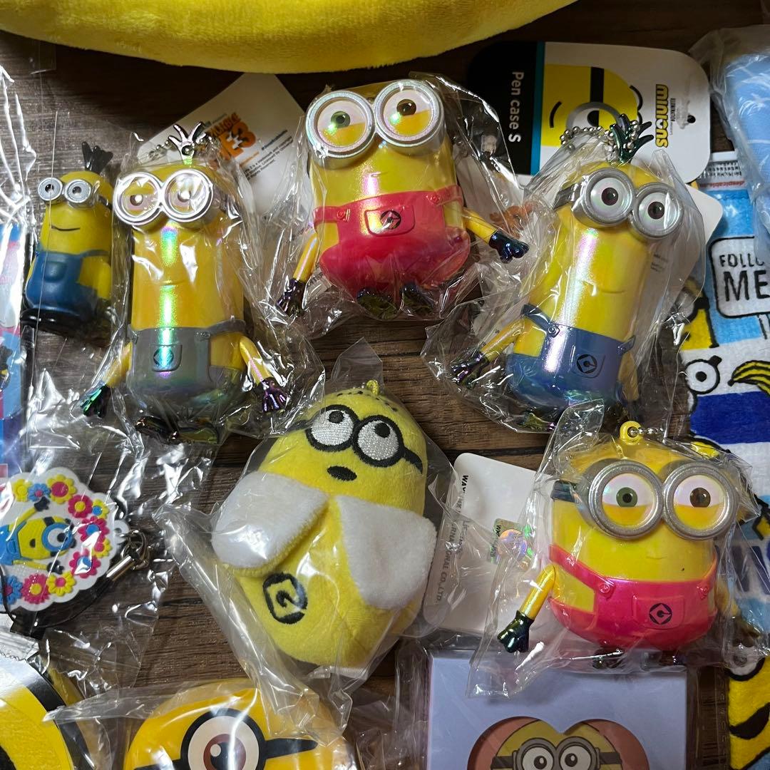 ミニオンズ　グッズセット　お弁当箱、ぬいぐるみマスコット、タオル、文具　ミニオン