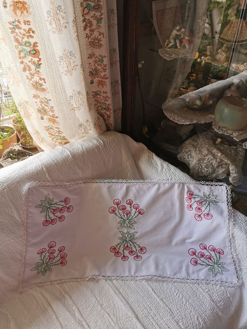 アンティークフランス サクランボに似た花刺繍の桜色ランナー ニードルワークレース