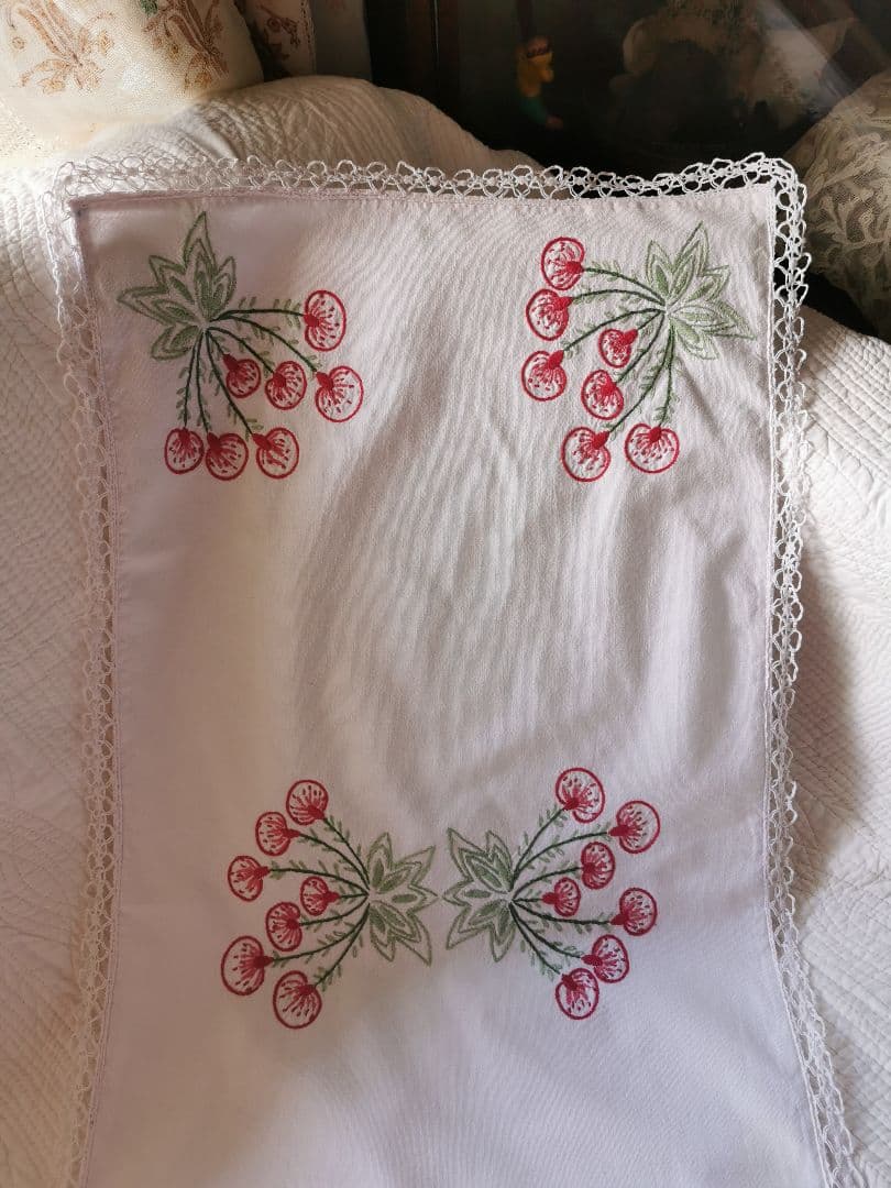 アンティークフランス サクランボに似た花刺繍の桜色ランナー ニードルワークレース