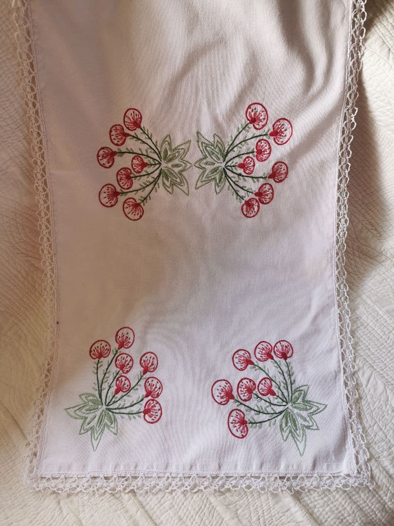 アンティークフランス サクランボに似た花刺繍の桜色ランナー ニードルワークレース