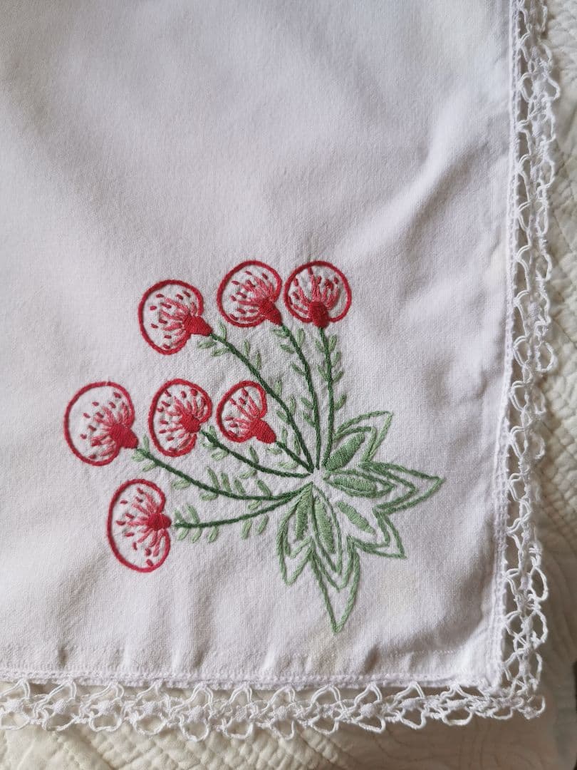 アンティークフランス サクランボに似た花刺繍の桜色ランナー ニードルワークレース