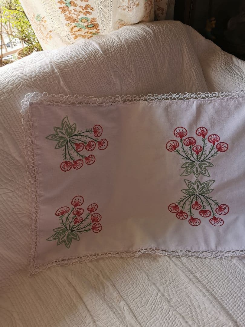 アンティークフランス サクランボに似た花刺繍の桜色ランナー ニードルワークレース