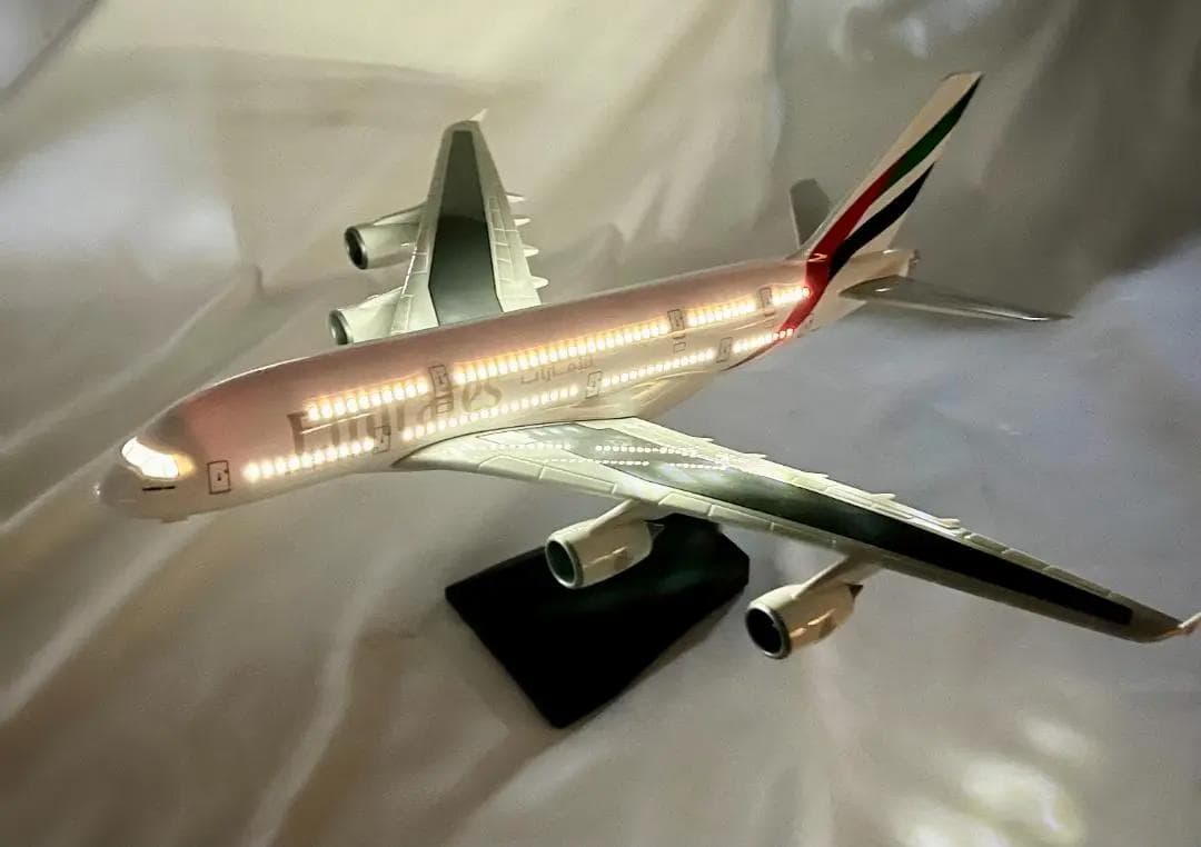 Aircraft Model　エミレーツ航空｜Airbus A380｜ライト点灯