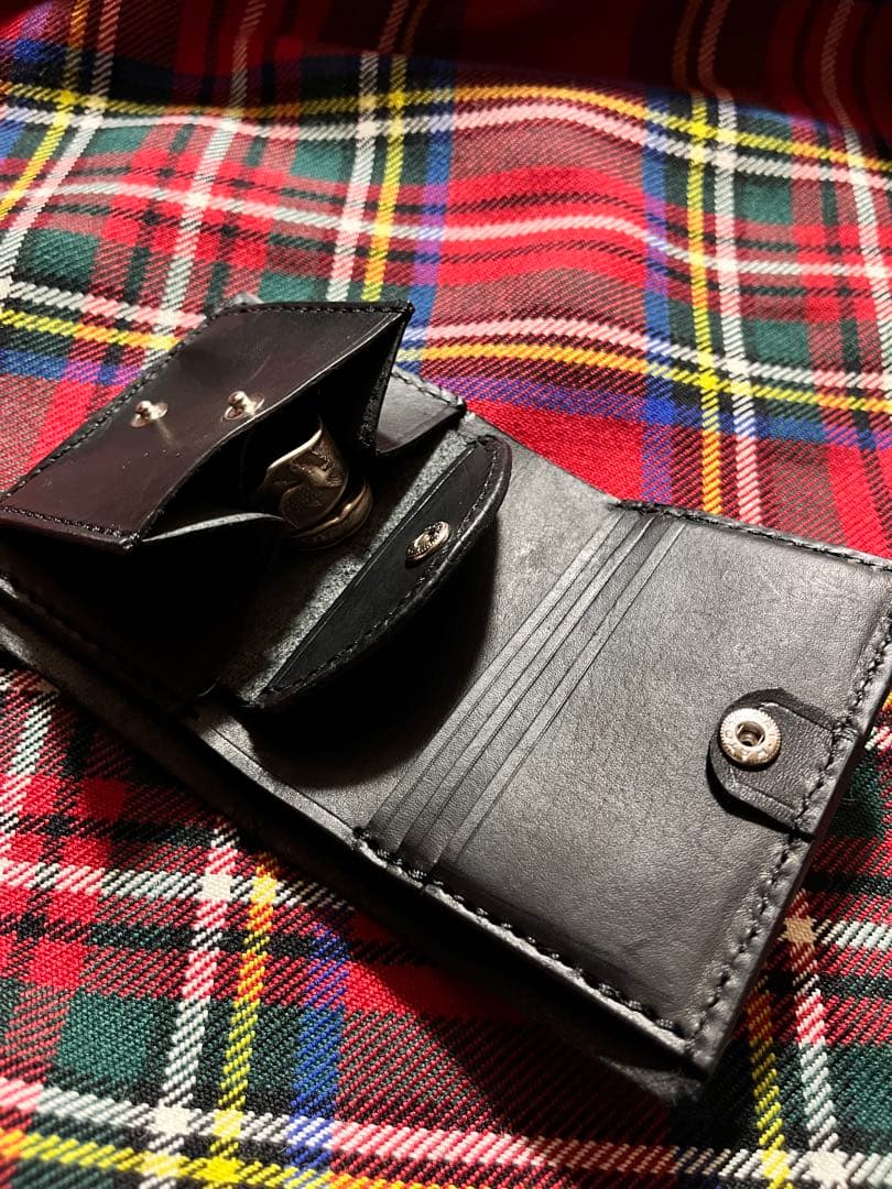 コンパクトウォレット レザー　フラワー　リーフ　スタッズ