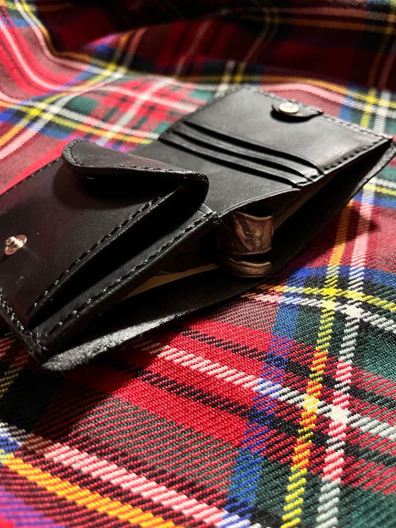 コンパクトウォレット レザー　フラワー　リーフ　スタッズ