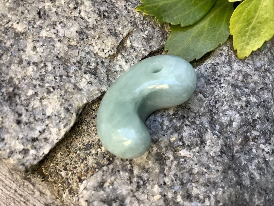 ✳神さまからの贈り物‼️糸魚川翡翠氷種勾玉　アイスジェイド　本物高額品　鑑別書付‼️