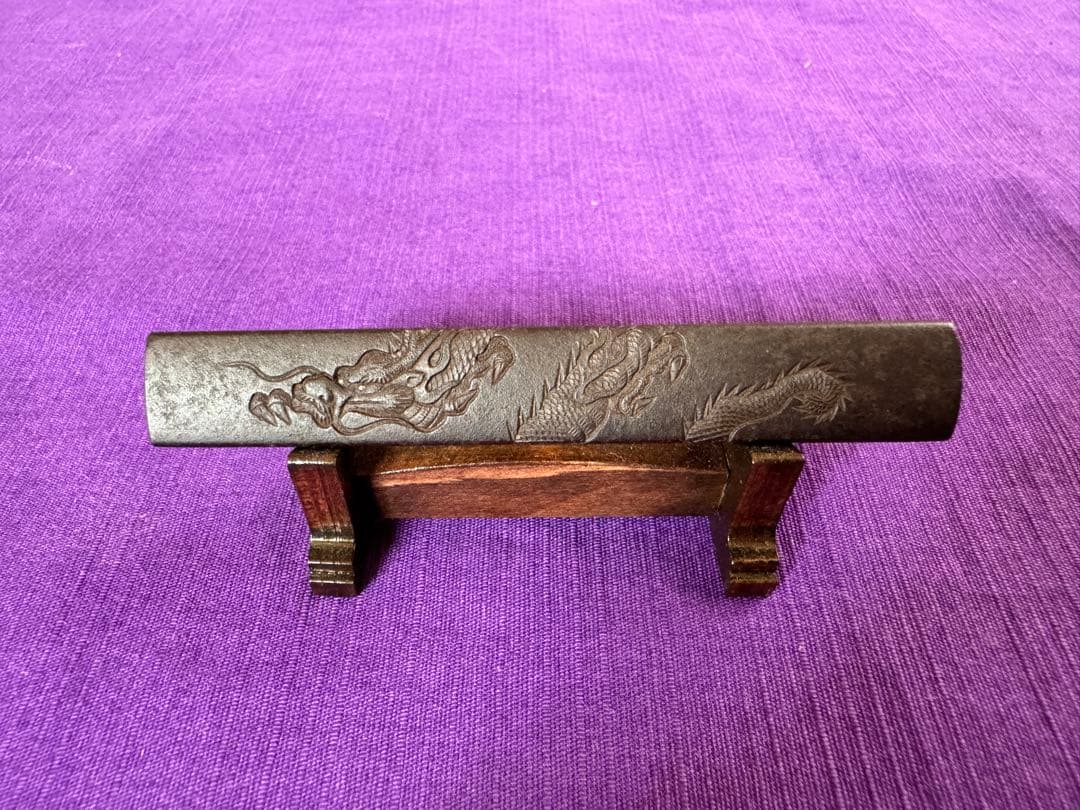 成龍軒栄寿　最高峰品　鉄地龍図小柄　特保確実　真作保証（日本刀装具笄鍔鐔目貫小刀