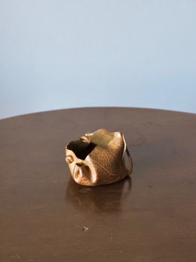 須賀月真　蝋型鋳銅　葉型　置物　物入れ　金属工芸　330.5g　箱付　Q2306